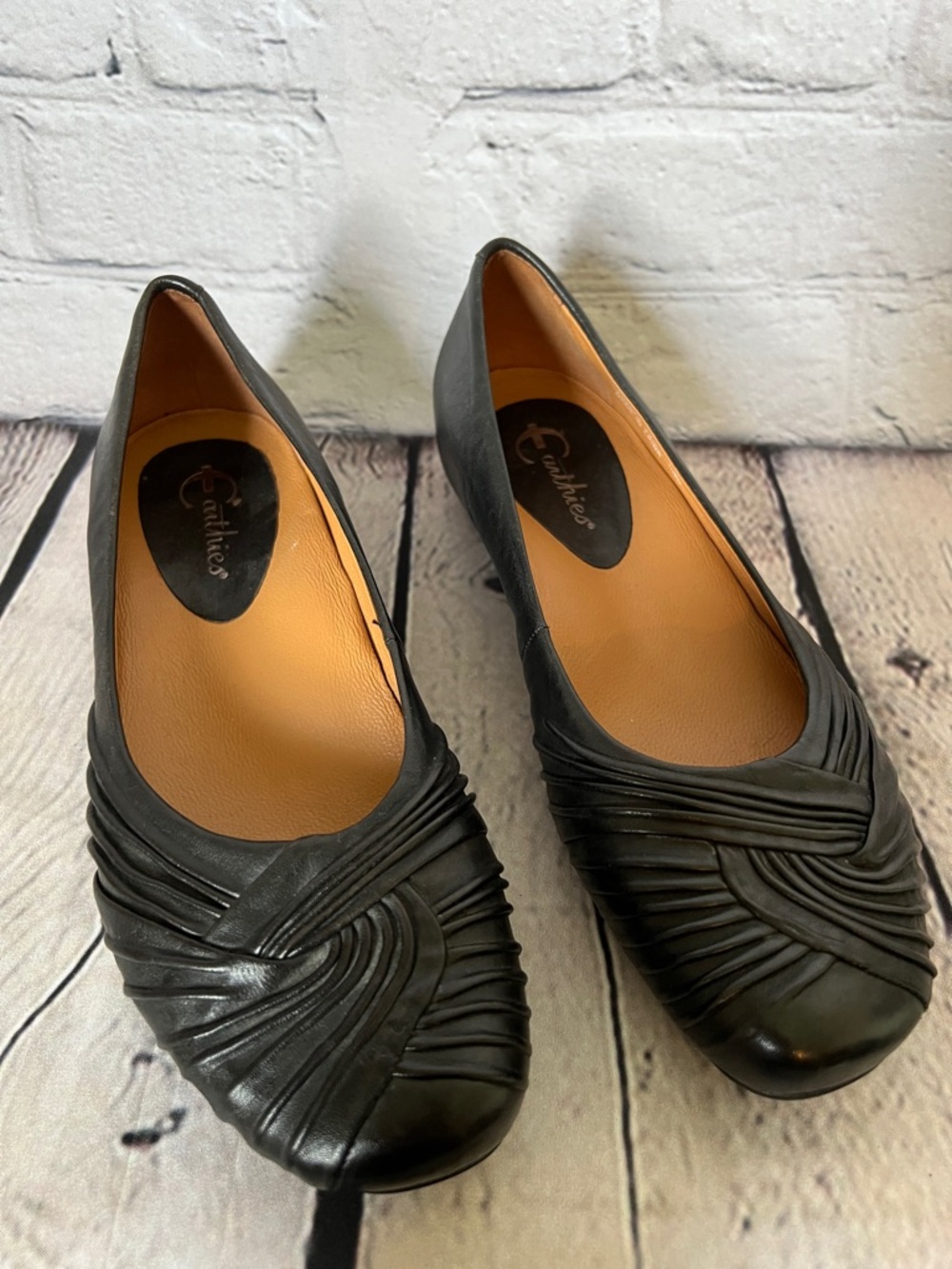 Earthies Black Leather Ruched Ballet Flats